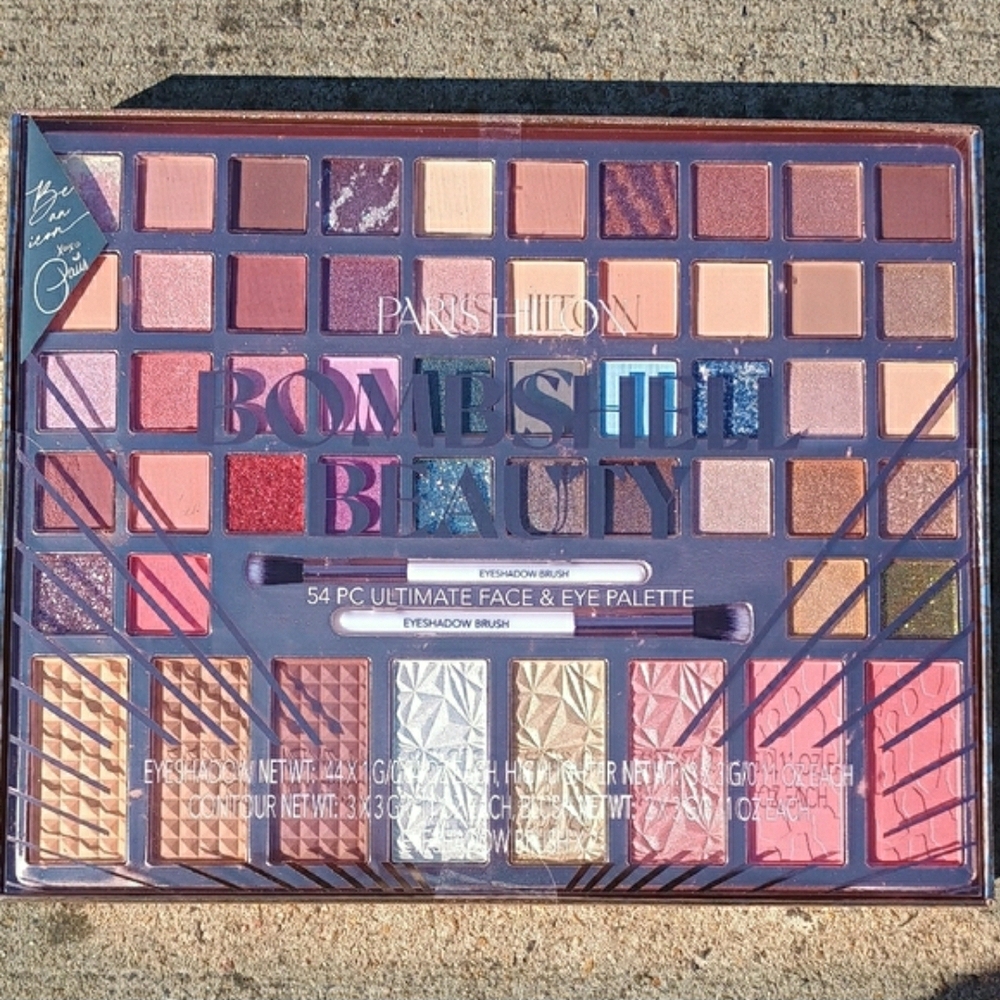 NEW! Paris Hilton Bombshell Beauty Eyeshadow, Blush, Contour & Brush Palette